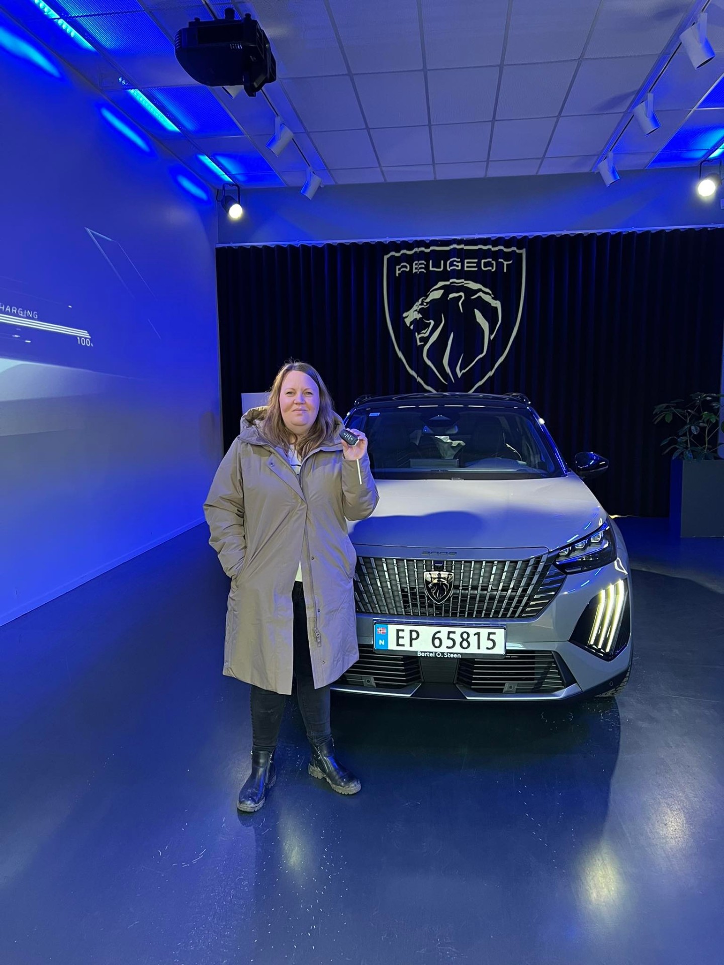 Carina har fått nøklene til sin nye Peugeot e-2008!