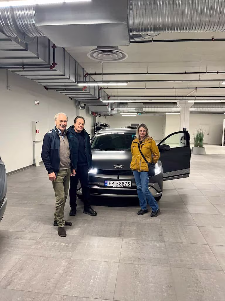 Niklas og fruen fikk nøklene til sin nye Hyundai Ioniq 5!